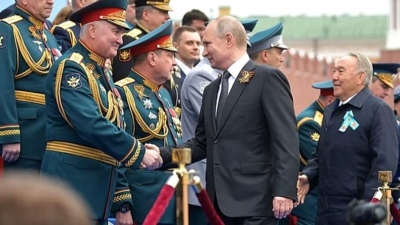 Kartapolov kézfogása Putyin elnökkel, 2025 május 8.