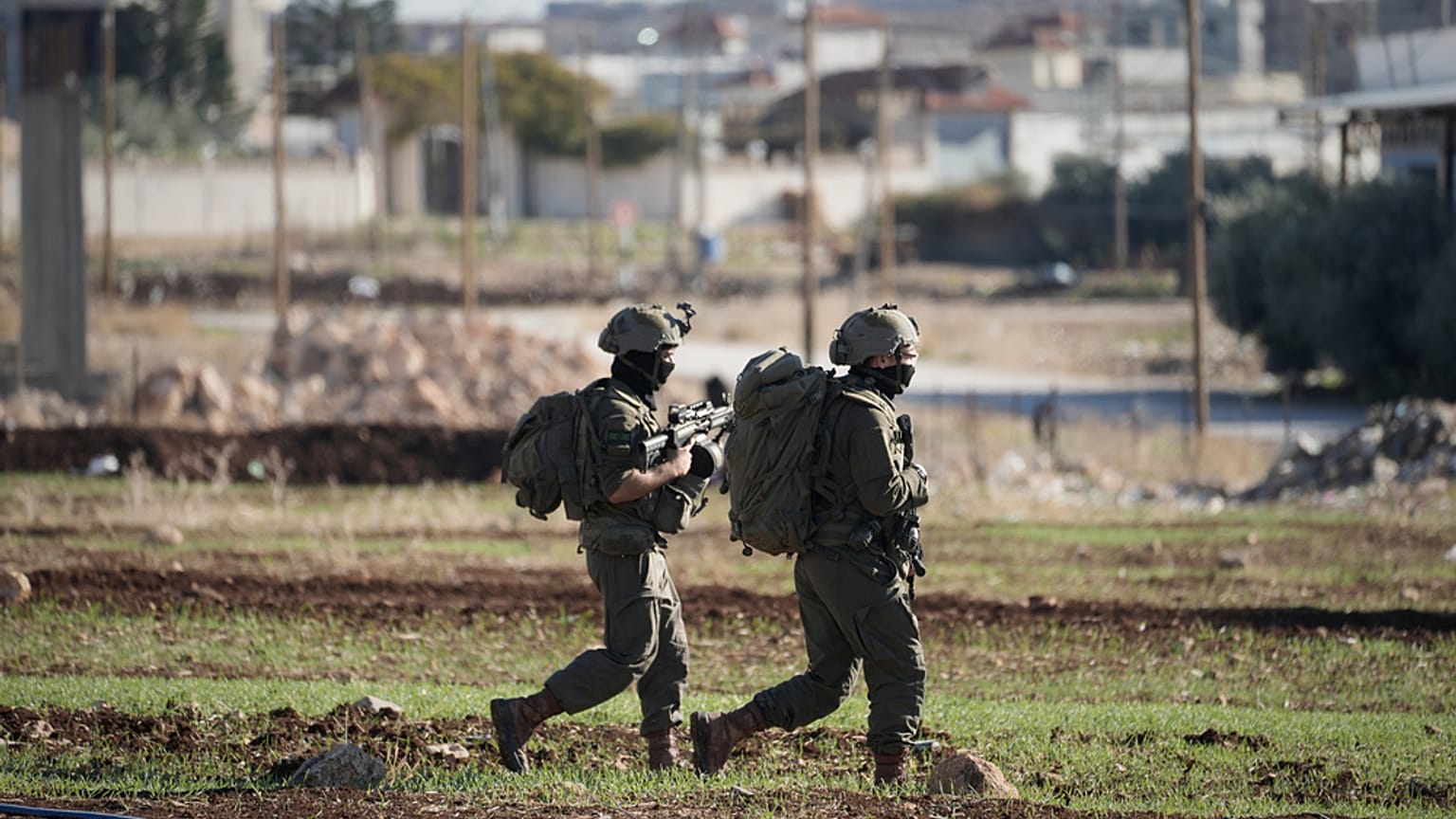 يُرى جنود إسرائيليون خلال مداهمة عسكرية في مدينة طوباس بالضفة الغربية، يوم الأربعاء 26 نوفمبر 2025. (تصوير: أسوشيتد برس/ مجدي محمد)