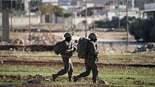 يُرى جنود إسرائيليون خلال مداهمة عسكرية في مدينة طوباس بالضفة الغربية، يوم الأربعاء 26 نوفمبر 2025. (تصوير: أسوشيتد برس/ مجدي محمد)