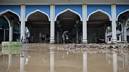 Des habitants déblayent la boue d'une mosquée dans un village touché par les inondations à Pidie Jaya, dans la province d'Aceh, en Indonésie, mercredi 3 décembre 2025.