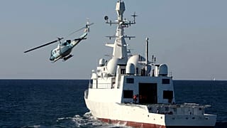 تحلّق مروحية فوق سفينة "زاغروس" لجمع الإشارات الاستخباراتية، والمبنية محليًا، والتي انضمّت إلى أسطول البحرية في خليج عُمان. يوم الأربعاء، 15 يناير 2025،