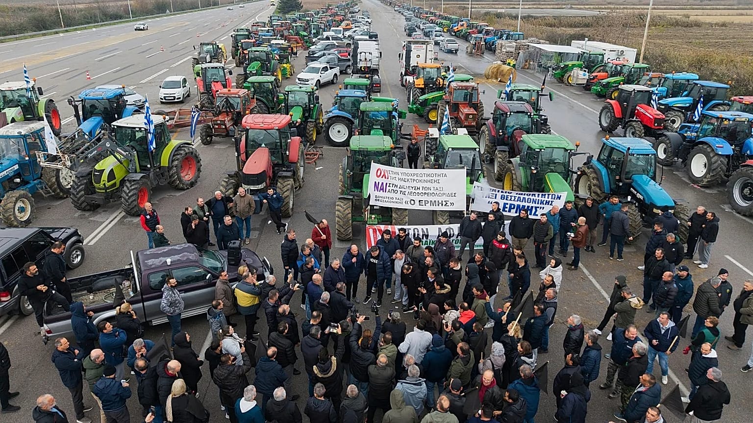 Farmers and supporters block a highway at the Malgara toll stations near Thessaloniki, 3 December, 2025