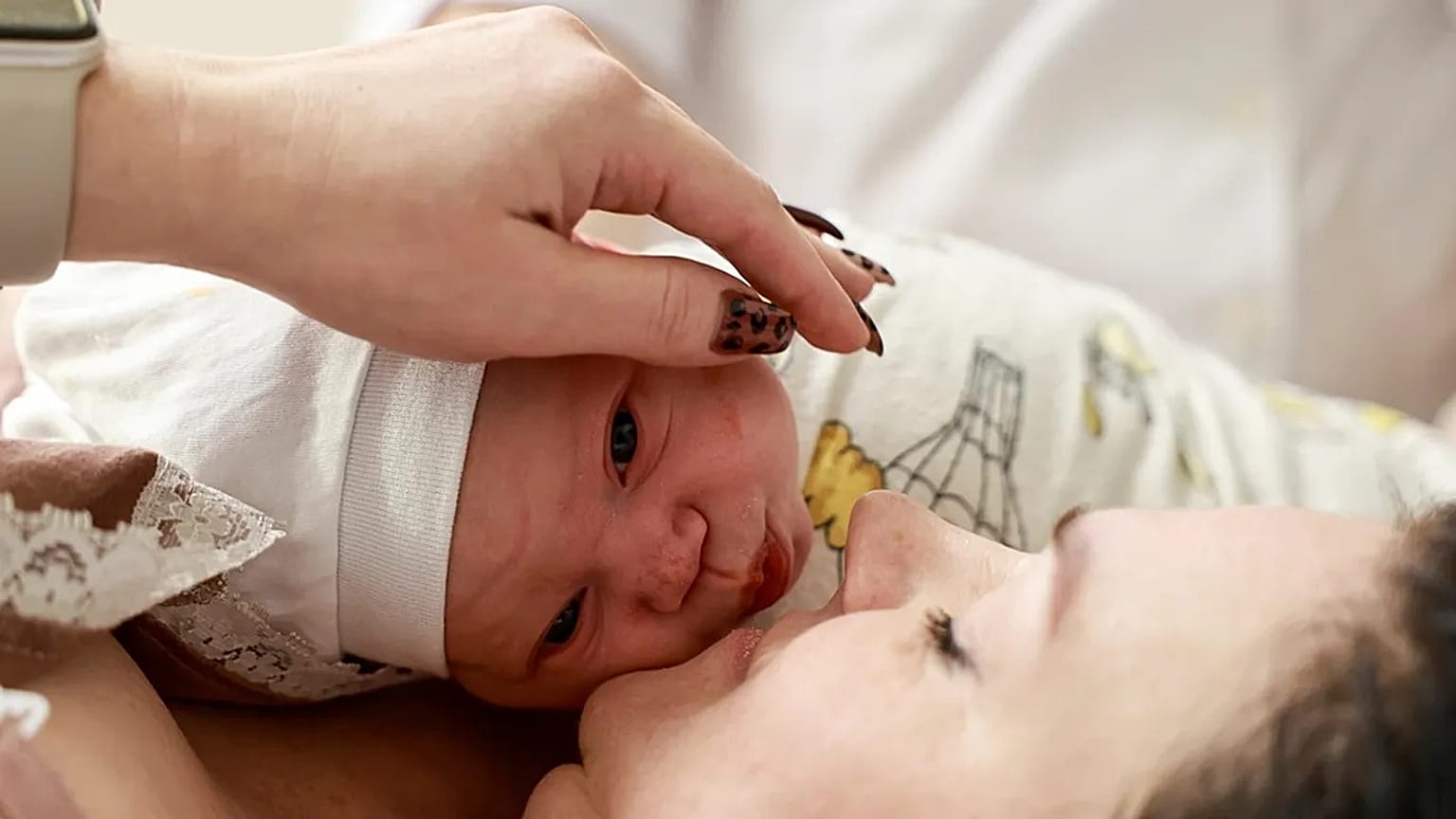 وليا بونومارينكو تقبّل مولودتها الجديدة ماريانا في المستشفى بأوكرانيا، يوم الإثنين 11 نوفمبر 2024.