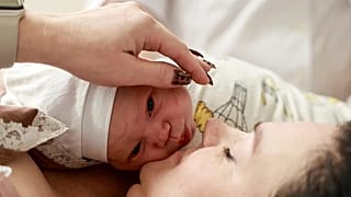 وليا بونومارينكو تقبّل مولودتها الجديدة ماريانا في المستشفى بأوكرانيا، يوم الإثنين 11 نوفمبر 2024.