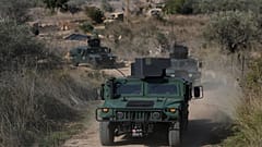Libanoni katonai járművek az izraeli határnál