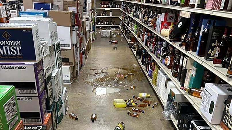 Der Waschbär hinterließ eine Schneise der Verwüstung, nachdem er verschiedene Arten von Alkohol durchprobiert hatte. Immerhin schaffte er es danach noch zur Toilette. 