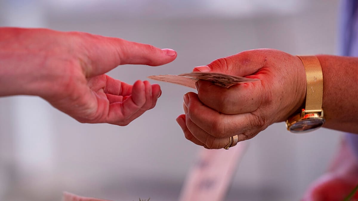 Les Russes et les Bélarusses sans permis de séjour dans l'EEE voient leurs cartes et comptes bloqués