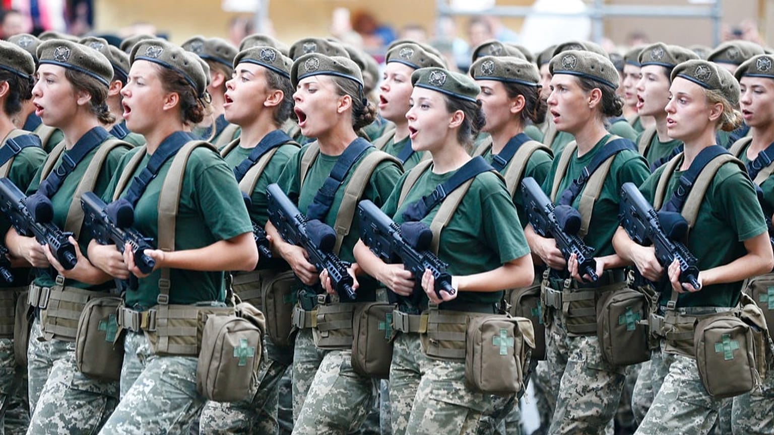 جنديات أوكرانيات يشاركن في عرض عسكري بكييف، في 18 أغسطس 2018.