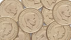 Las monedas antiguas con la imagen de la reina Margarita II, versus la nueva moneda con el rey Federico X. 