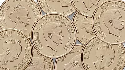 Las monedas antiguas con la imagen de la reina Margarita II, versus la nueva moneda con el rey Federico X. 