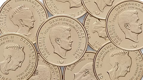 Las monedas antiguas con la imagen de la reina Margarita II, versus la nueva moneda con el rey Federico X. 