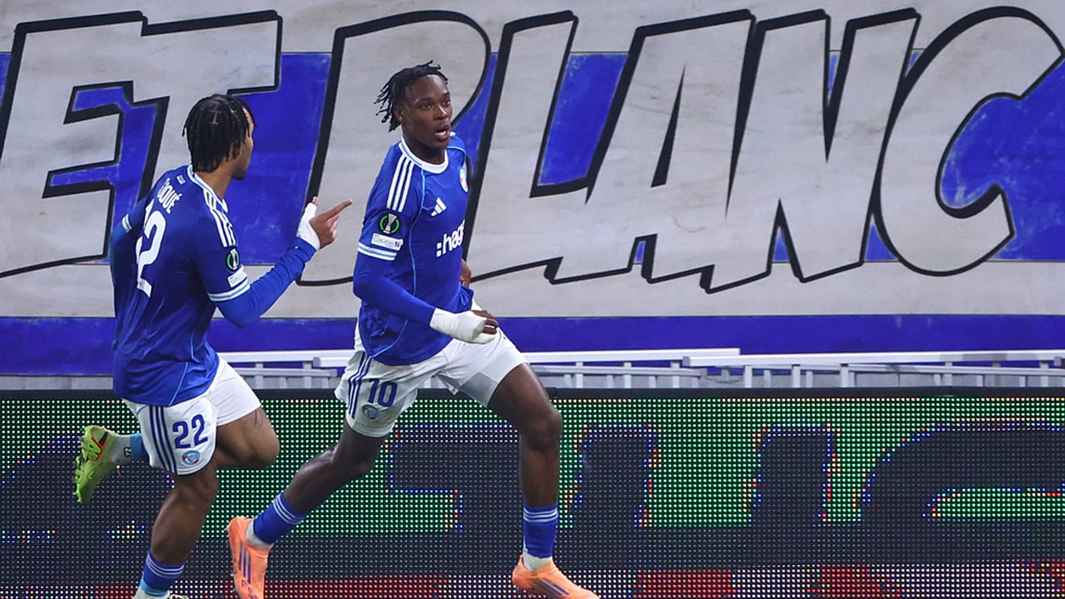 Emmanuel Emegha, UEFA Konferans Ligi'nde Crystal Palace'a attığı golü kutlarken, 27 Kasım 2025