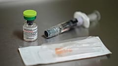 ARCHIV- Eine Ampulle mit Masern-, Mumps- und Rötelnimpfstoff (MMR) wird am Mittwoch, den 10. September 2025, im International Community Health Services in Seattle gezeigt.