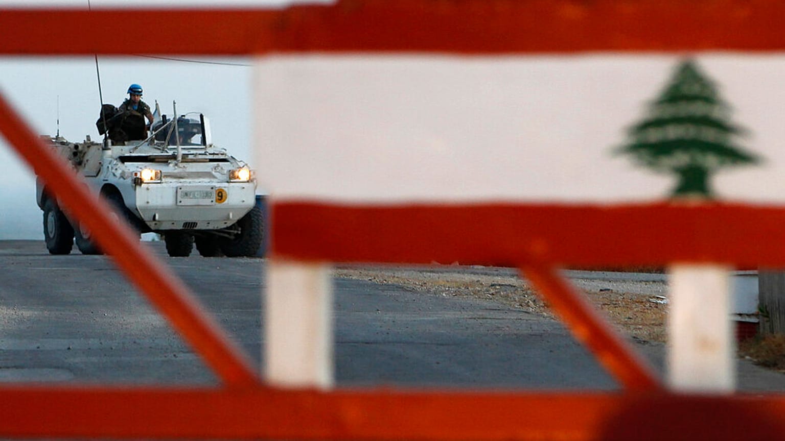 مركبة تابعة لقوات حفظ السلام التابعة للأمم المتحدة تُسيّر دوريةً عند نقطة التفتيش عند معبر الناقورة الحدودي اللبناني، جنوب لبنان، الثلاثاء 1 يونيو/حزيران 2010.