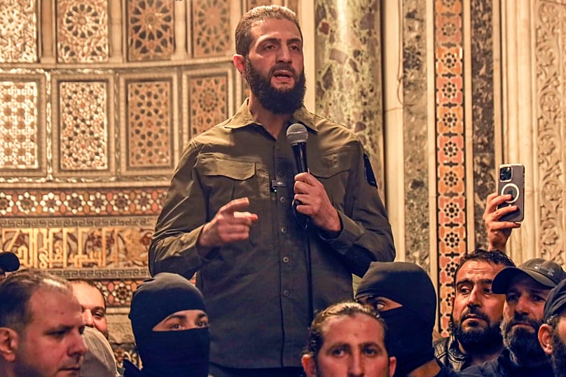 Ahmed al-Scharaa, auch bekannt unter seinem Kampfnamen Abu Mohammed al-Golani, spricht am Sonntag, dem 8. Dezember 2024, in der Umayyaden-Moschee in Damaskus, Syrien.