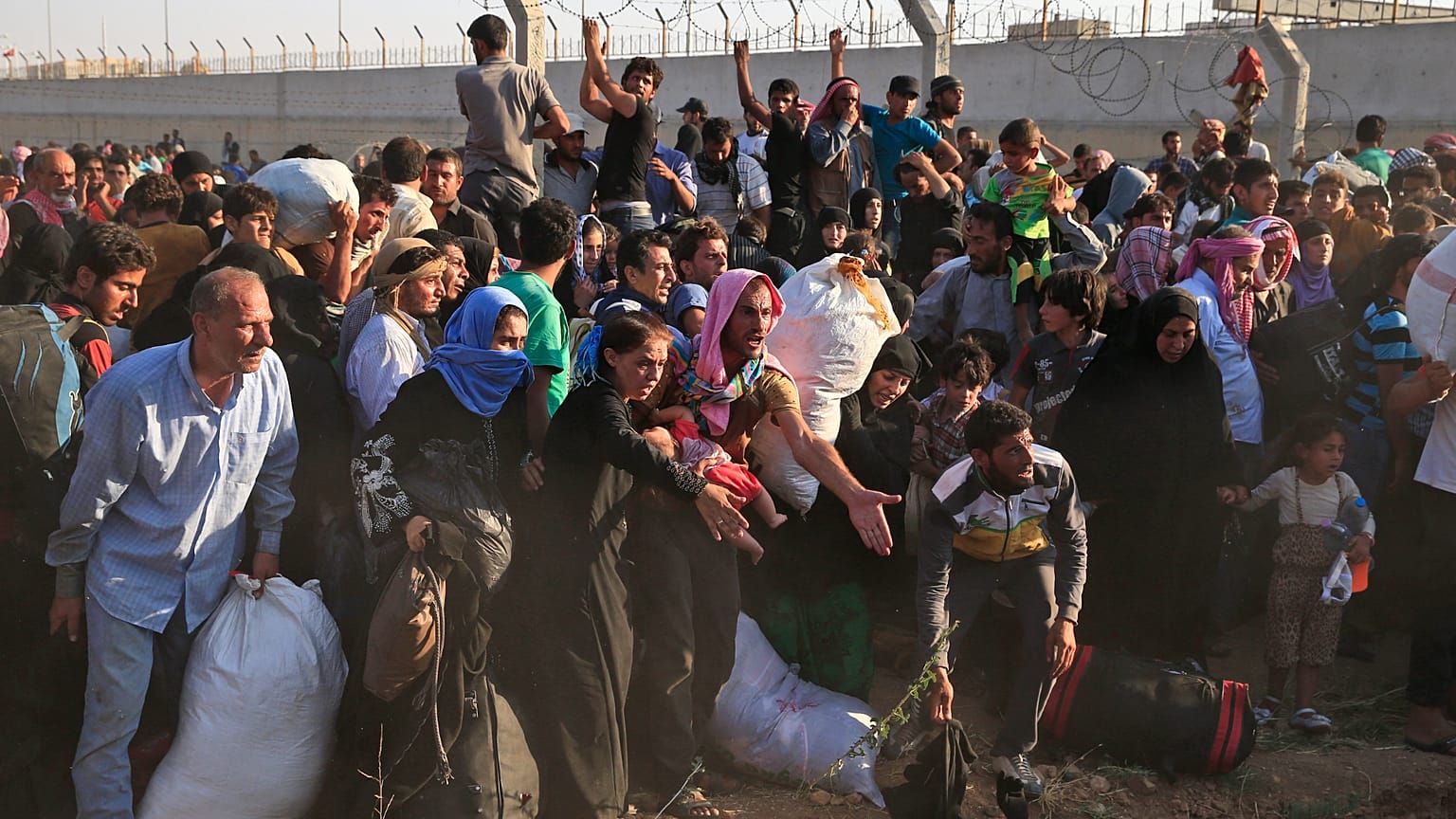 Şanlıurfa Akçakale’de sınırı aşarak Türkiye’ye geçen Suriyeliler, yakınlardaki Tel Abyad’daki çatışmalar nedeniyle kitlesel göçe sürüklendi. / 14 Haziran 2015