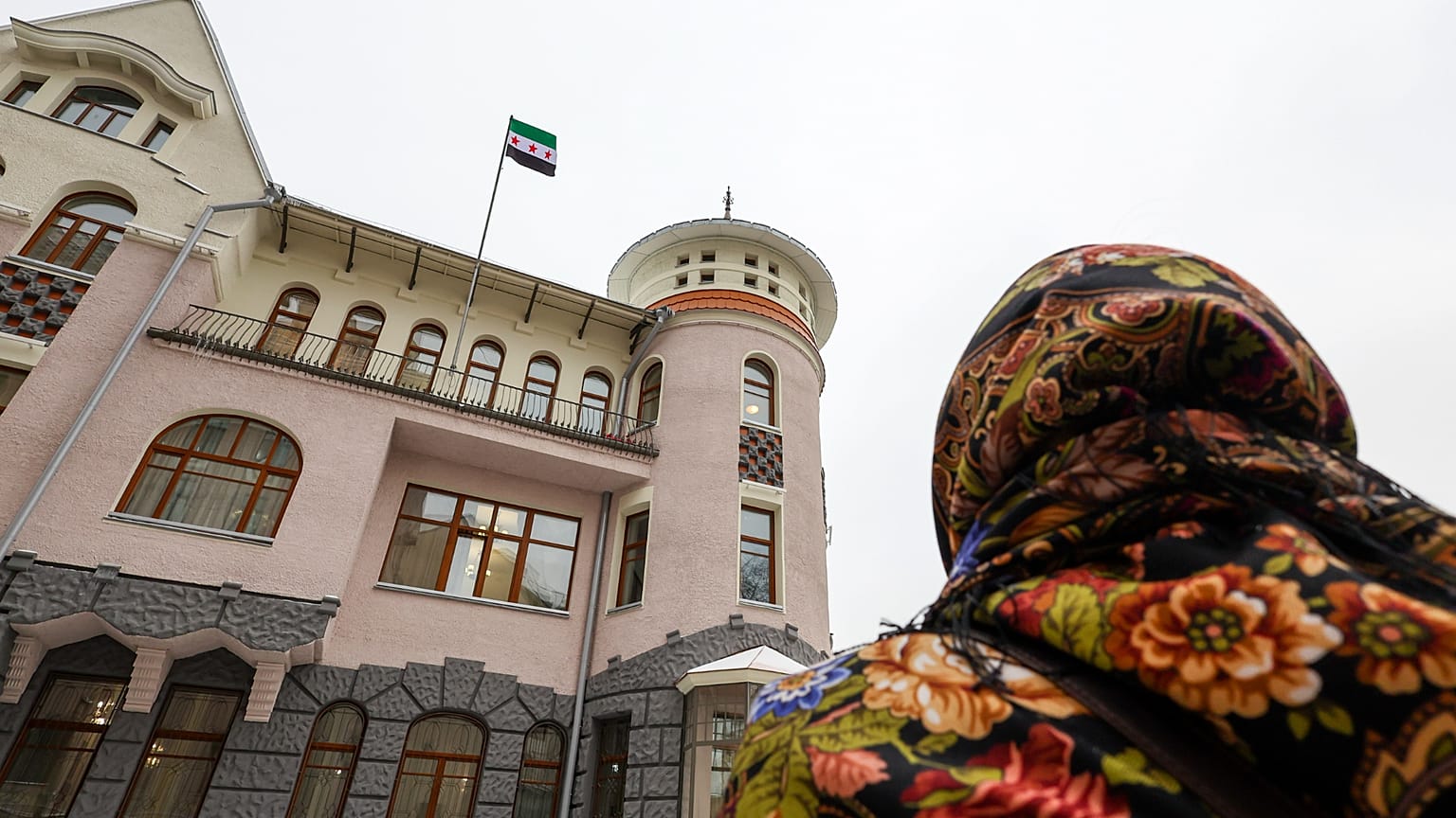 Szír zászló lobog egy épület tetején - képünk illusztráció