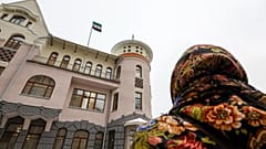 Szír zászló lobog egy épület tetején - képünk illusztráció