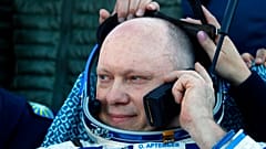 Rus kozmonot Oleg Artemyev, Rus Soyuz MS-08 uzay kapsülünün inişinden kısa bir süre sonra telefonda konuşurken, 4 Ekim 2018