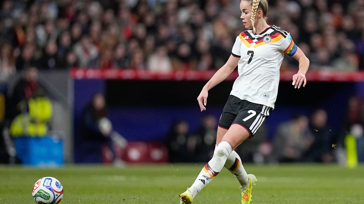 Giulia Gwinn aus Deutschland spielt den Ball während des Finales der Women’s Nations League zwischen Spanien und Deutschland am 2. Dezember 2025 in Madrid, Spanien.