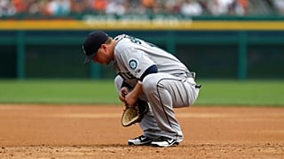  لاعب القاعدة الأولى في فريق سياتل مارينرز، جاستن سموك، يجلس القرفصاء بين اللعبات ضد فريق ديترويت تايجرز في الشوط الثالث من مباراة البيسبول في ديترويت، الخميس 19 سبتمبر/أيلول