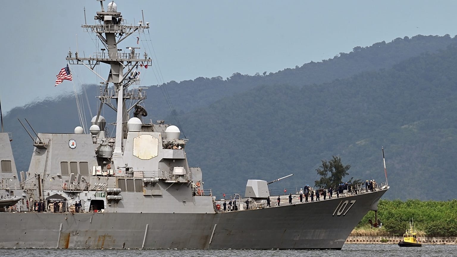 تستعد المدمرة يو إس إس جرافيلي للرسو في ميناء بورت أوف سبين، ترينيداد وتوباغو، يوم الأحد 26 أكتوبر/تشرين الأول 2025. 