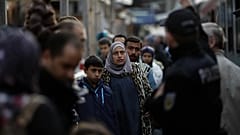 Des réfugiés et des migrants, pour la plupart originaires de Syrie, arrivent à la gare de Passau, ville frontalière du sud de l'Allemagne, le 16 septembre 2015.