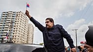 Maduro con una bandera panameña desde un automóvil después de una ceremonia en honor a las víctimas de la invasión estadounidense de 1989, en Panamá, el 10 de abril de 2015.