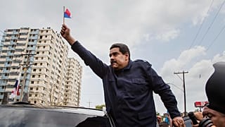 Maduro con una bandera panameña desde un automóvil después de una ceremonia en honor a las víctimas de la invasión estadounidense de 1989, en Panamá, el 10 de abril de 2015.
