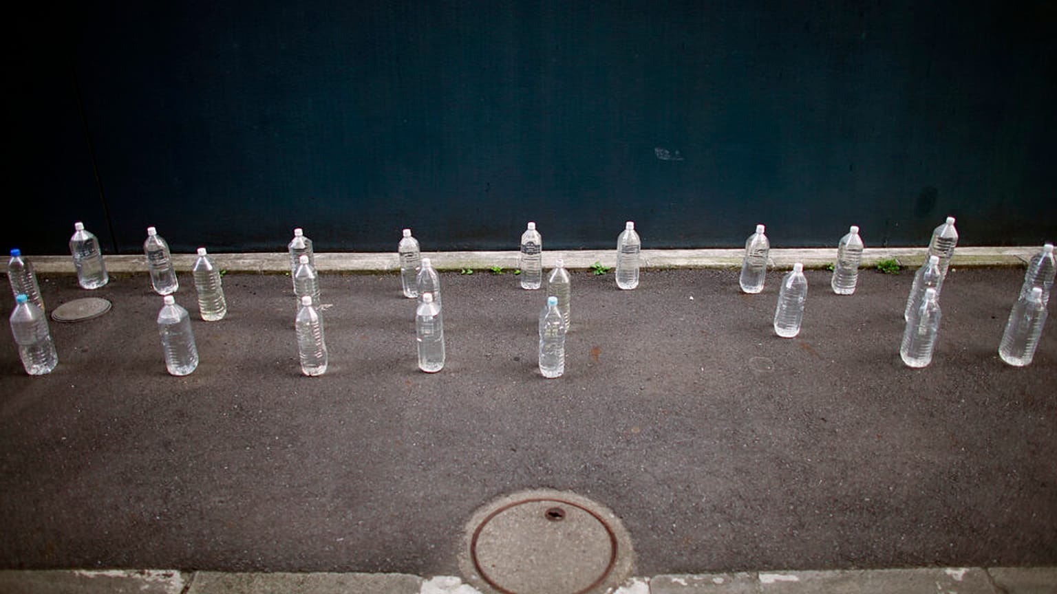  وُضعت زجاجات مياه بلاستيكية في أحد أزقة طوكيو، يوم الاثنين، 8 أكتوبر/تشرين الأول 2012. 