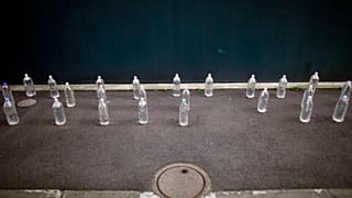  وُضعت زجاجات مياه بلاستيكية في أحد أزقة طوكيو، يوم الاثنين، 8 أكتوبر/تشرين الأول 2012. 