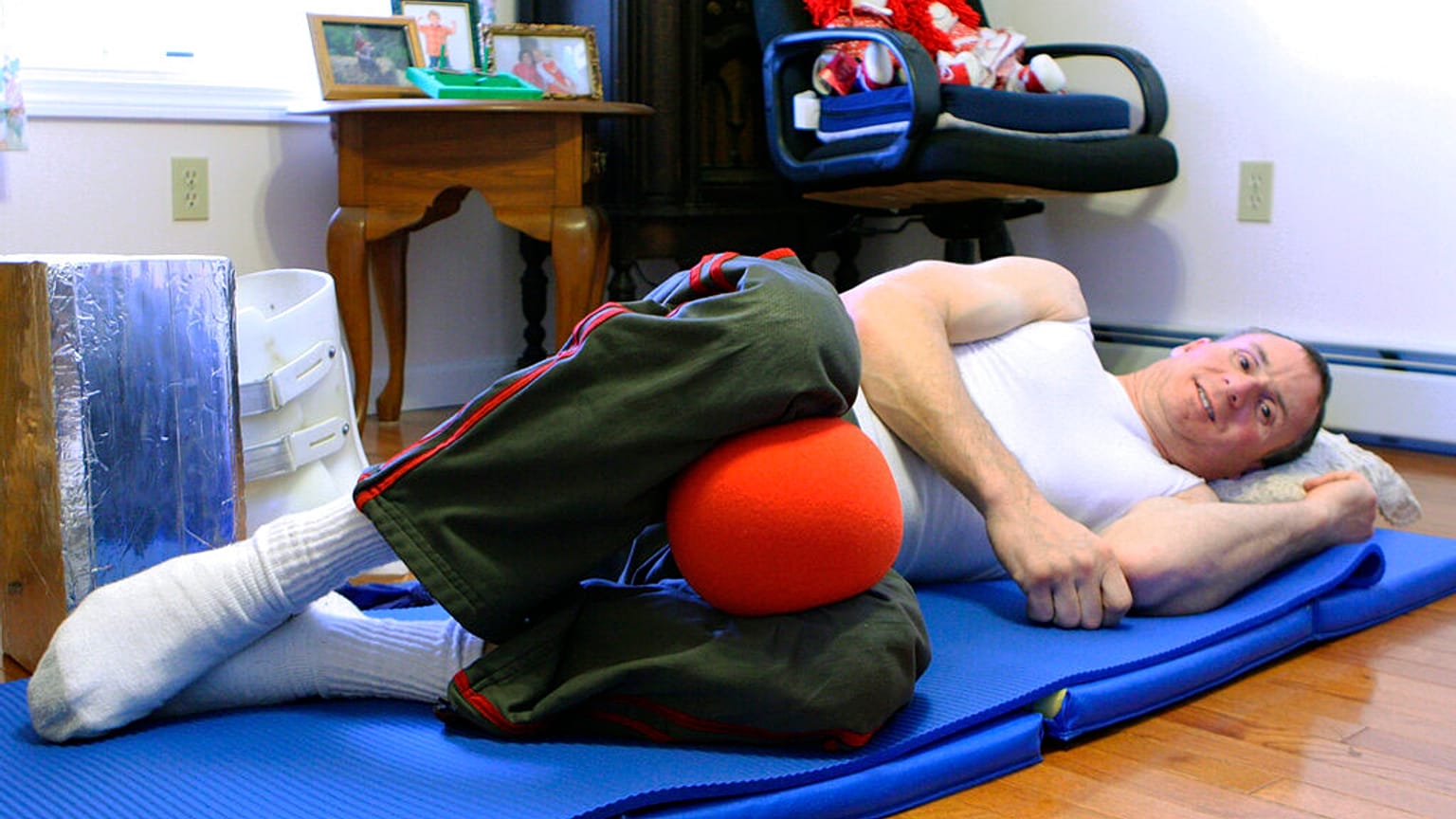 في هذه الصورة، التي التقطت في الأول من أبريل/نيسان 2014، يُظهر إرني ميريت تمارين لتخفيف آلام الظهر في منزله بساكو، مين.