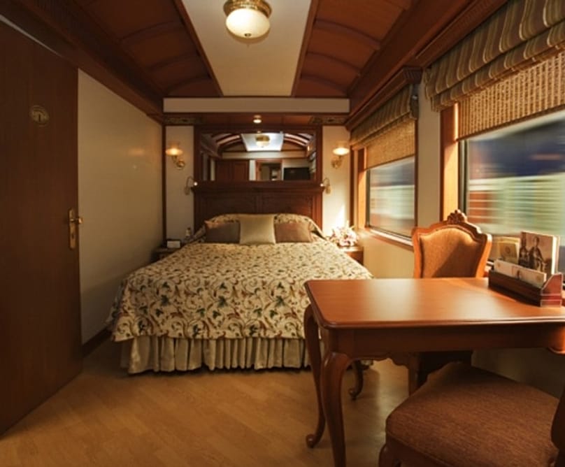 جناح جونيور على متن قطار 