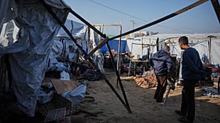 Palestinesi sfollati ispezionano i danni dopo un attacco dell'esercito israeliano alla loro tendopoli a Khan Younis, 4 dicembre 2025