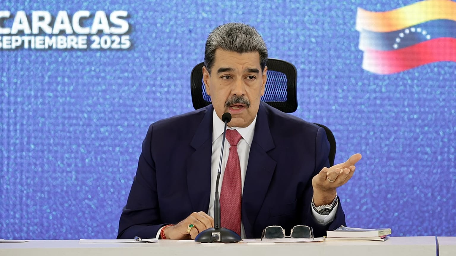 Nicolás Maduro venezuelai elnök egy caracasi sajtóértekezleten 2025. szeptember 15-én