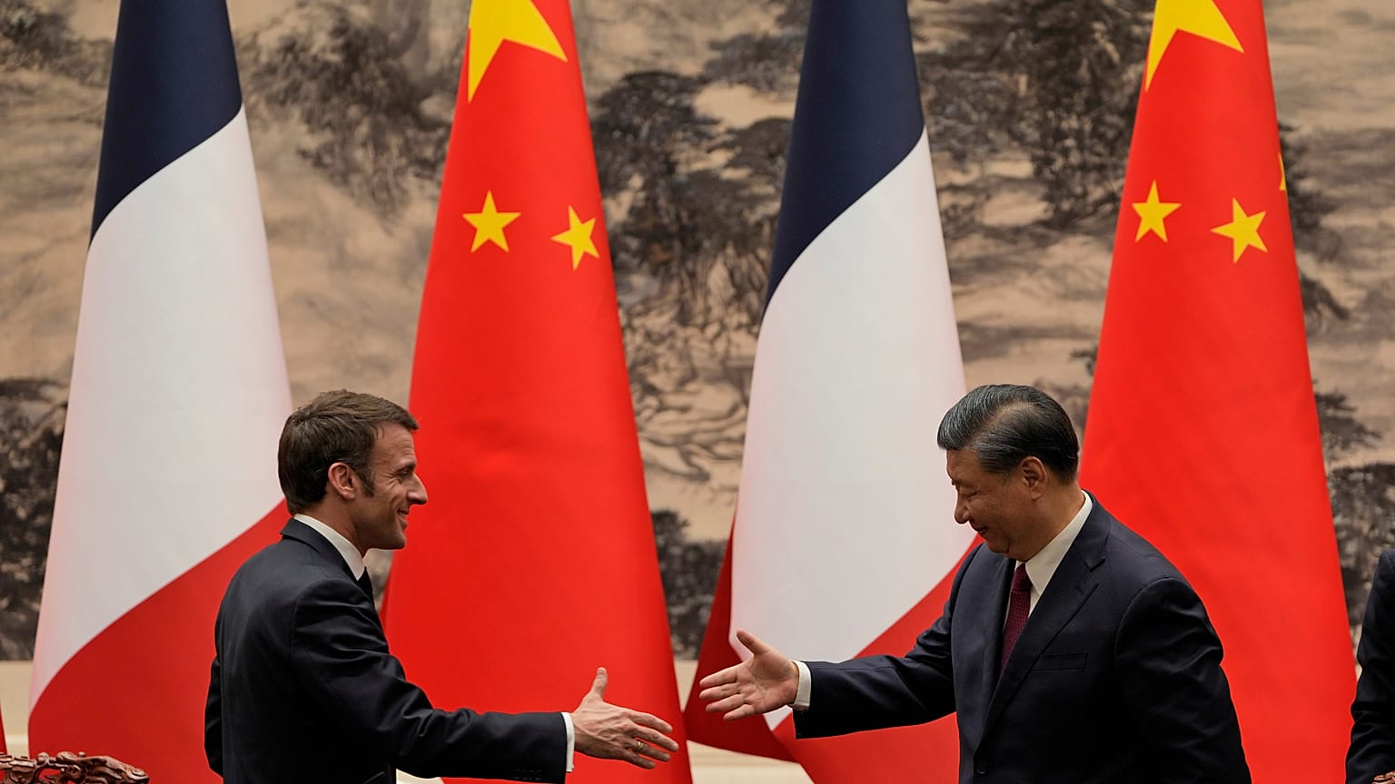 Le président chinois Xi Jinping et Emmanuel Macron assistent à une cérémonie de bienvenue à l’occasion de la visite du président français en Chine, à Pékin le 4 décembre 2025