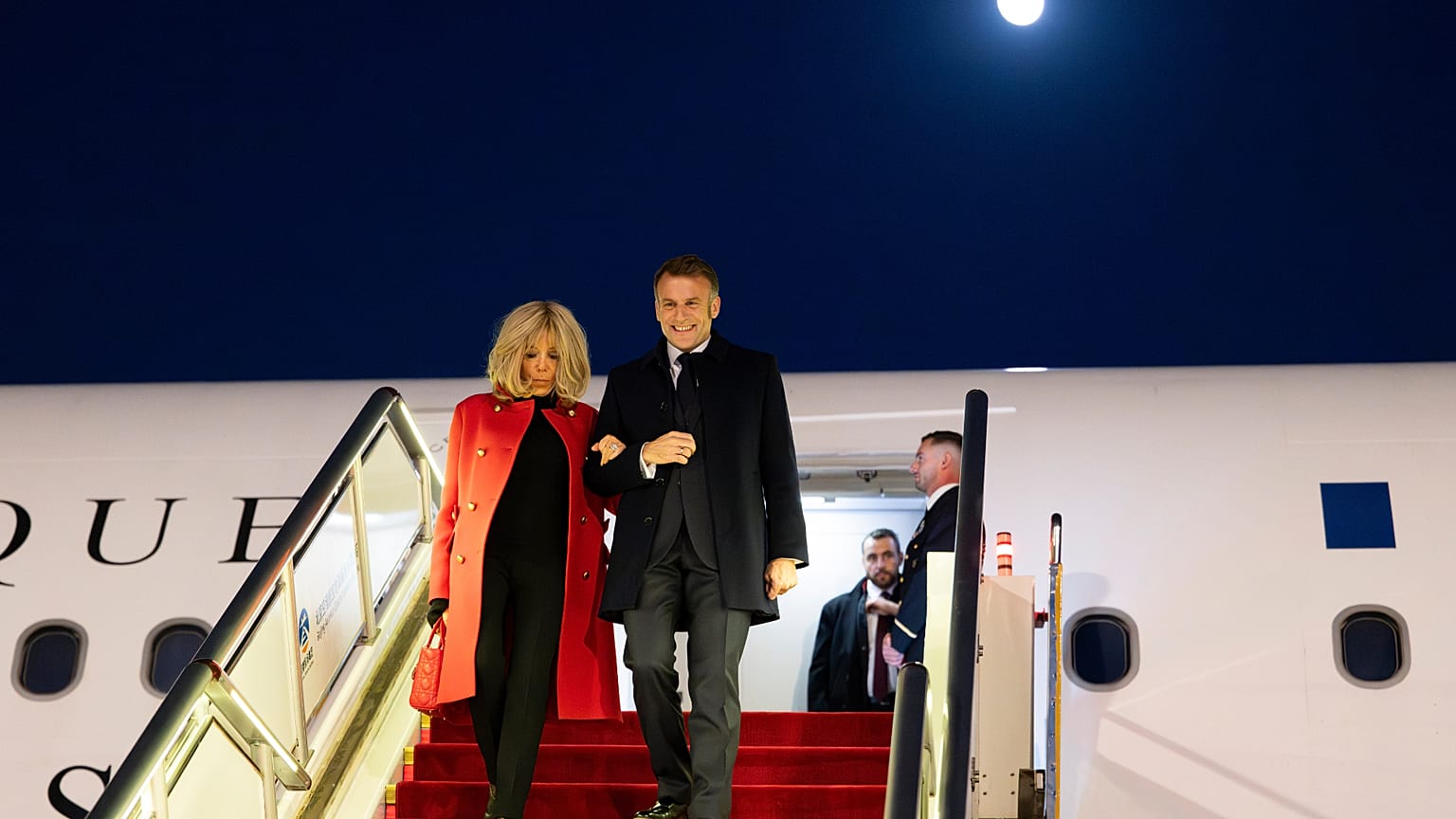 Auf diesem Foto der Agentur Xinhua steigen Frankreichs Präsident Emmanuel Macron und seine Frau Brigitte bei ihrer Ankunft in Peking aus dem Flugzeug.