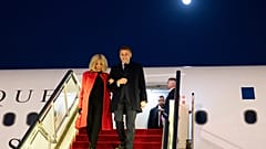 في هذه الصورة التي نشرتها وكالة أنباء "شينخوا"، ينزل الرئيس الفرنسي إيمانويل ماكرون وزوجته بريجيت ماكرون من طائرتهما لدى وصولهما إلى بكين