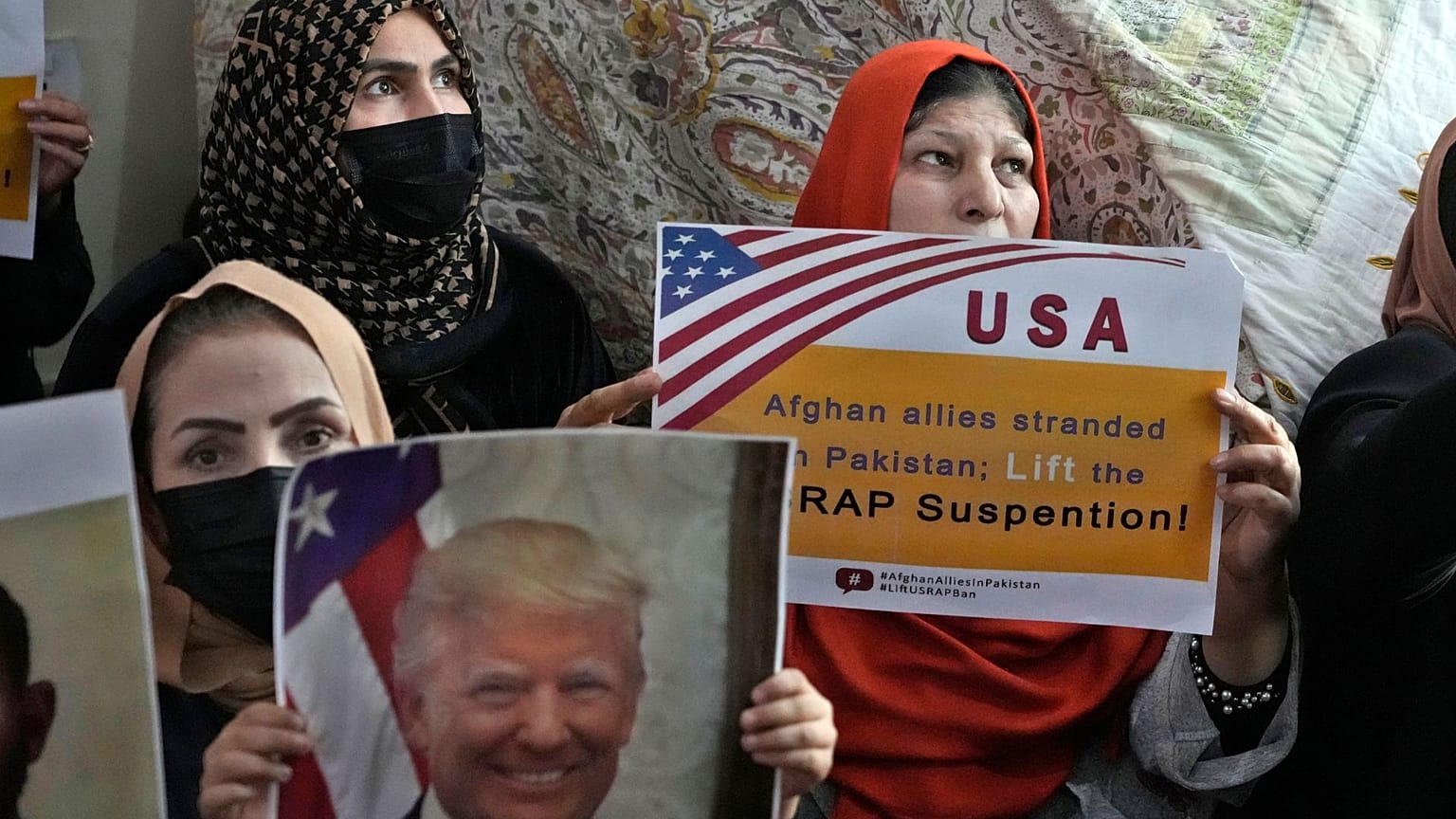 پناه‌جویان افغان در اسلام‌آباد، پاکستان، روز جمعه ۲۴ ژانویه ۲۰۲۵، در نشستی برای بررسی وضعیت تعلیق برنامه‌های پناهندگی آمریکا توسط رئیس جمهوری دونالد ترامپ