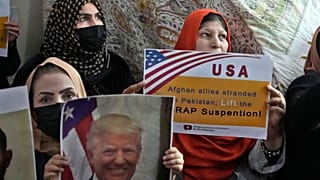 پناه‌جویان افغان در اسلام‌آباد، پاکستان، روز جمعه ۲۴ ژانویه ۲۰۲۵، در نشستی برای بررسی وضعیت تعلیق برنامه‌های پناهندگی آمریکا توسط رئیس جمهوری دونالد ترامپ