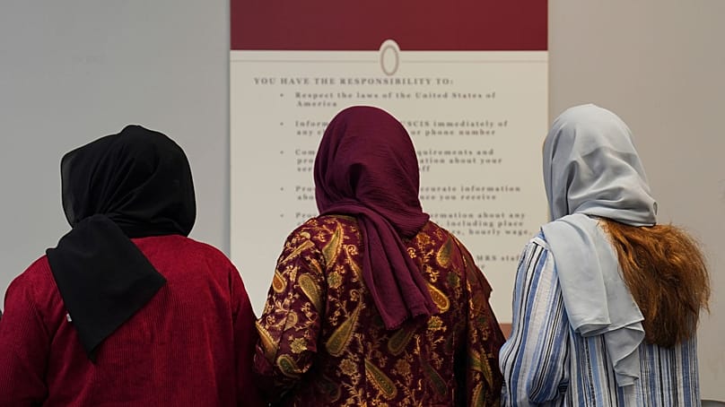 گروهی از پناه‌جویان زن افغان در یک کلاس مراقبت از خود در روز ۸ آوریل ۲۰۲۵، در دفتر خدمات مهاجران و پناهندگان خیریه‌های کاتولیک در فریدریکزبورگ، ویرجینیا،