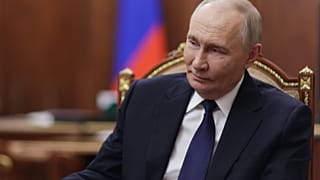 استمع الرئيس الروسي فلاديمير بوتين إلى حاكم منطقة كورسك ألكسندر خينشتاين خلال اجتماعهما في الكرملين بموسكو، يوم الاثنين 1 ديسمبر 2025. 