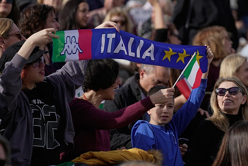 Κόσμος στην τελετή παράδοσης της Ολυμπιακής Φλόγας