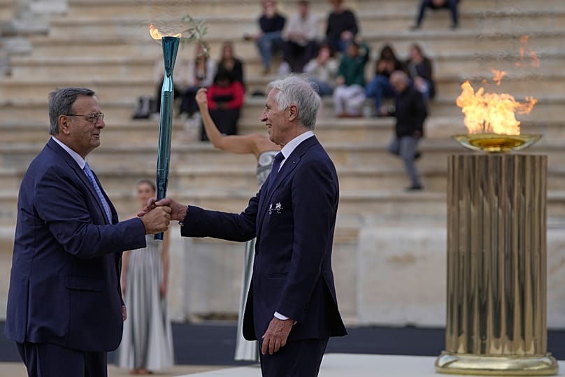 Ο πρόεδρος της ΕΟΕ Ισίδωρος Κούβελος παραδίδει την φλόγα στον πρόεδρο της Οργανωτικής Επιτροπής «Μιλάνο-Κορτίνα 2026» Τζιοβάνι Μαλαγκό