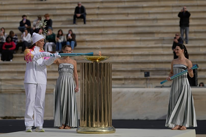 Η Έλενα Ξενάκη ανάβει τον βωμό
