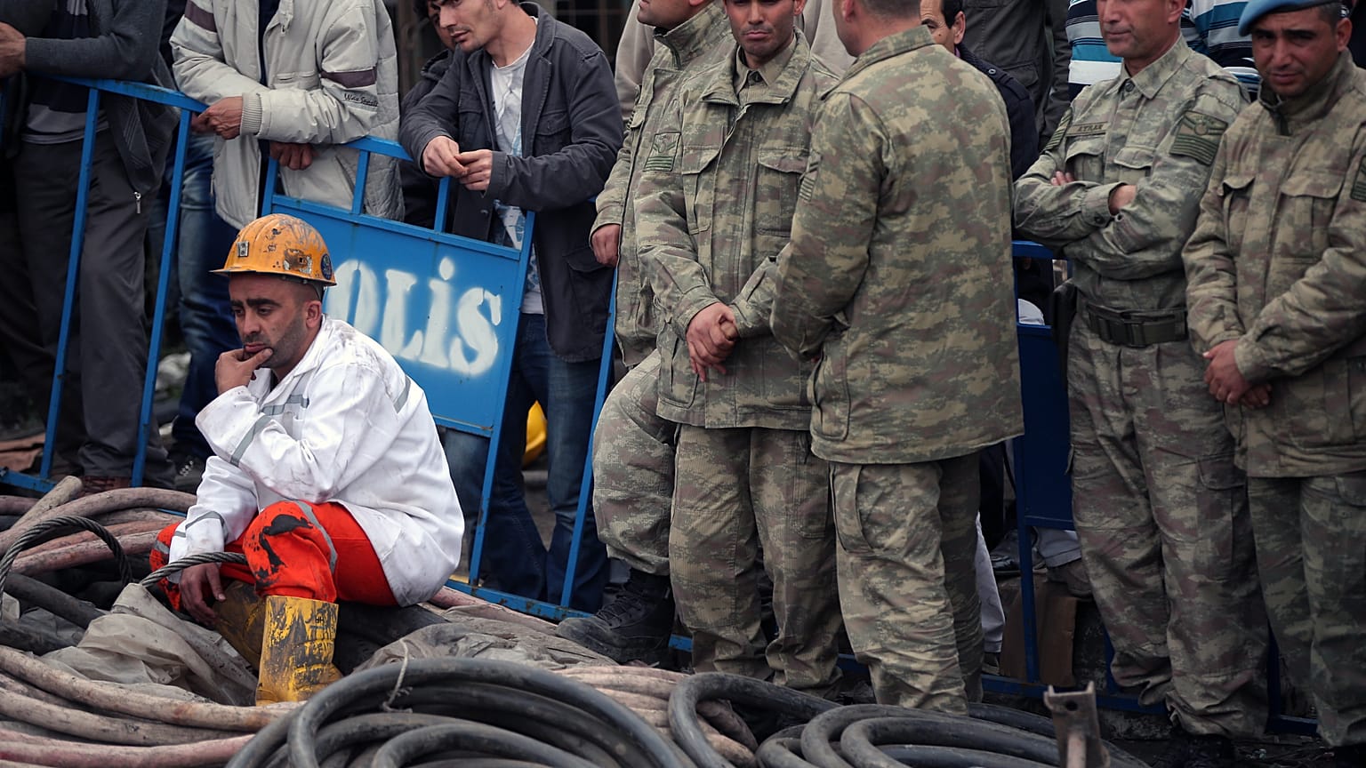 Manisa'nın Soma ilçesinde yaşanan maden kazasında 301 işçi yaşamını yitirdi, 13 Mayıs 2014. 