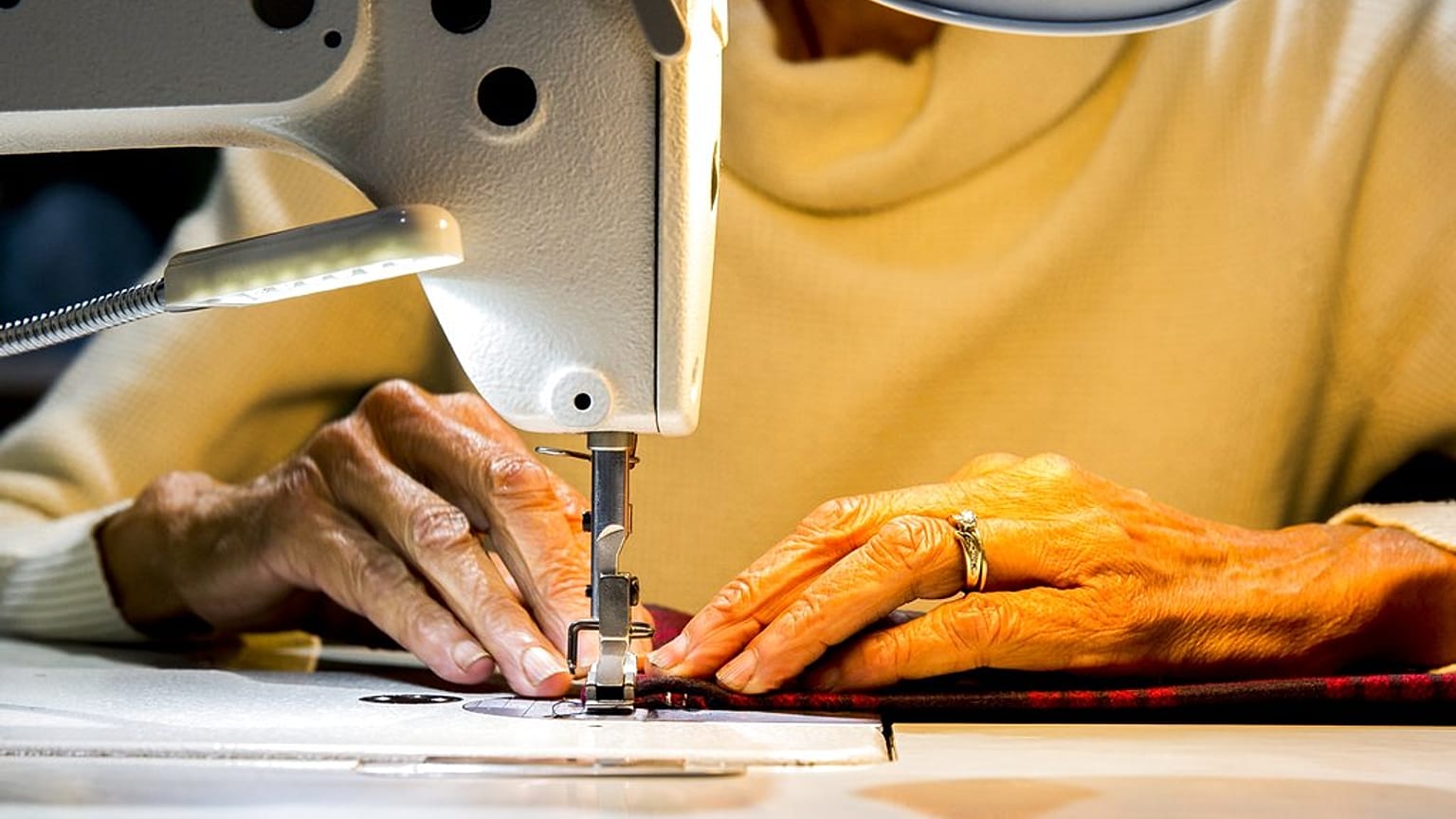 Sfruttamento tra i lavoratori della filiera della moda