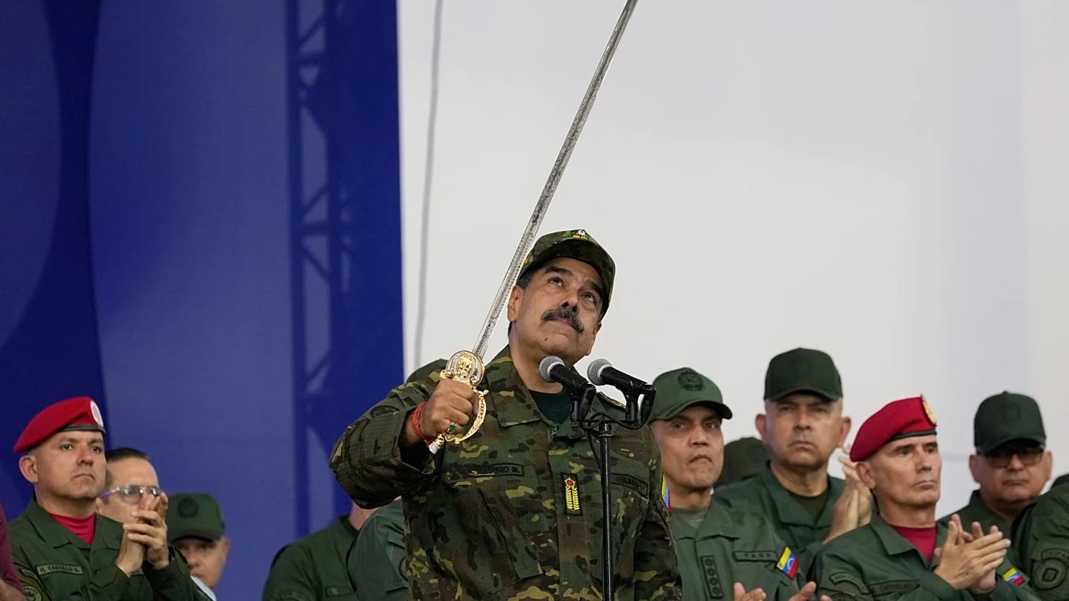 Maduro kılıç çekerek Venezuela bağımsızlığını vurguluyor, 25 Kasım 2025.