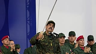 Maduro kılıç çekerek Venezuela bağımsızlığını vurguluyor, 25 Kasım 2025.