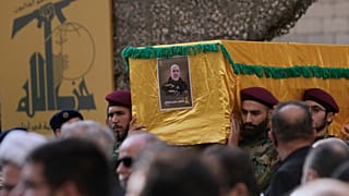 يحمل مقاتلو حزب الله نعش رئيس أركان حزب الله هيثم طبّاطبائي